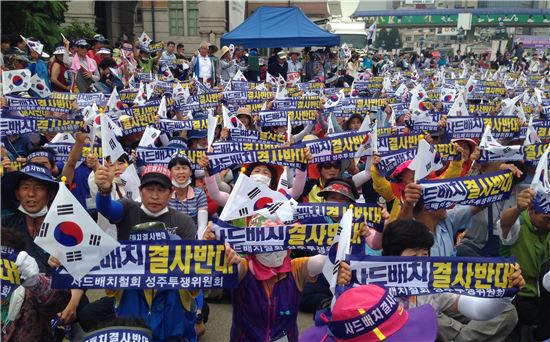 21일 서울역 광장에서 성주군민 2000여명이 사드배치 반대 집회를 하고 있다.