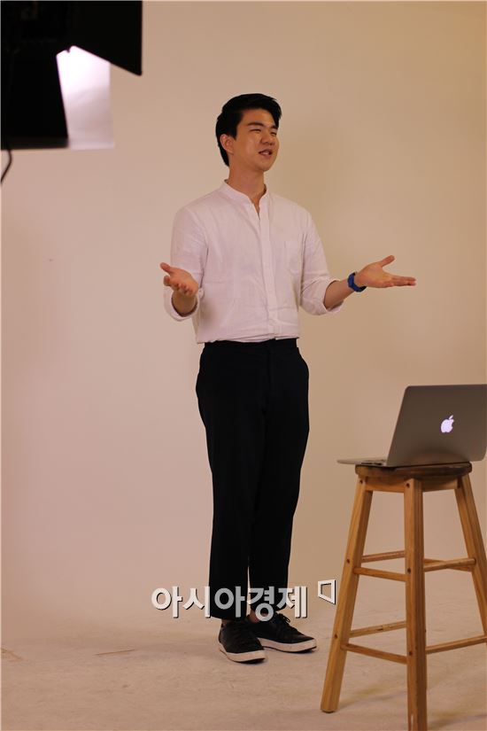공성재씨가 서울 서대문구 신촌의 한 스튜디오에서 촬영 전 연습을 하고 있다. 사진=금보령 기자