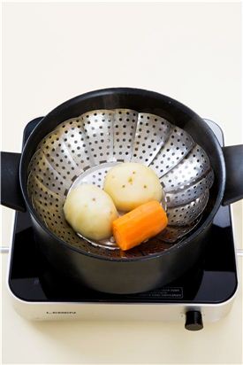 1. 감자와 당근은 찜기에 찐다.