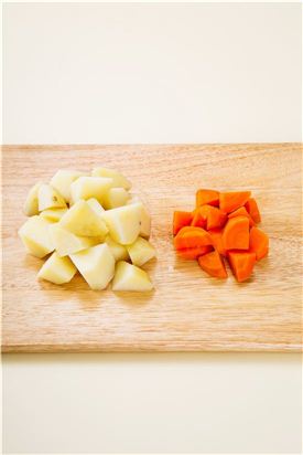 2. 찐 감자와 당근은 주사위 모양으로 썬다.
