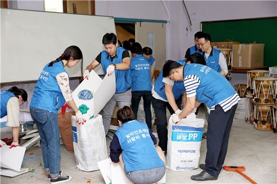  21일 서울 은평구 아동보육센터에서 알리안츠생명 직원이 봉사활동을 하고 있다. (사진 : 알리안츠생명)