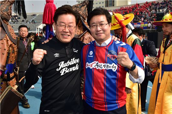 염태영 수원시장(오른쪽)과 이재명 성남시장이 수원FC와 성남FC의 1차전 '깃발더비'에 앞서 서로의 승리를 장담하며 화이팅을 외치고 있다. 