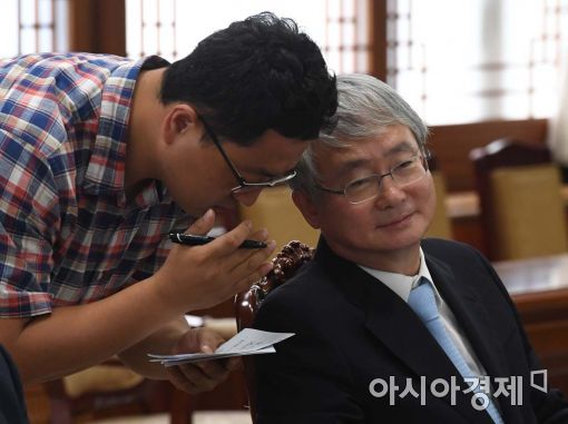 [포토]보고 받는 서동원 규제개혁위원장 