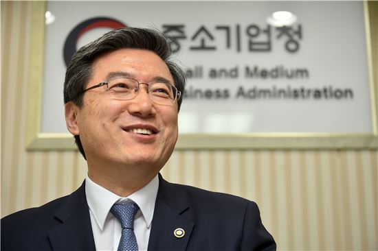 [아시아초대석]주영섭 중기청장…현장 출신 관료가 말하는 '위기 속 기회론'