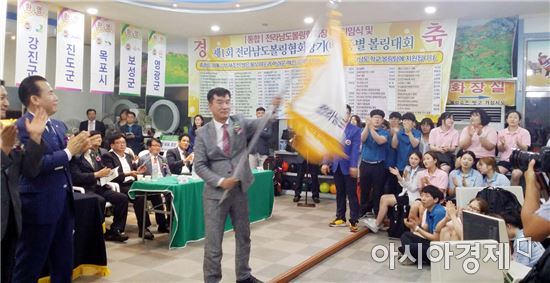 박종남 전남볼링협회 회장이 새롭고 힘찬 출발을 다짐하며 볼링협회기를 힘차게 흔들고 있다.