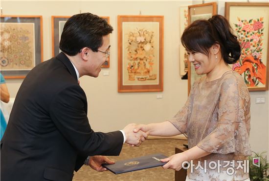 [포토]김성환 동구청장, 대한민국 전통채색화 공모대전 시상