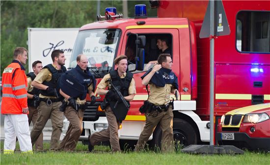 22일(현지시간) 쇼핑센터 총격사건이 발생한 독일 뮌헨에서 경찰들이 어디론가 서둘러 뛰어가고 있다. (사진=EPA연합뉴스) 
