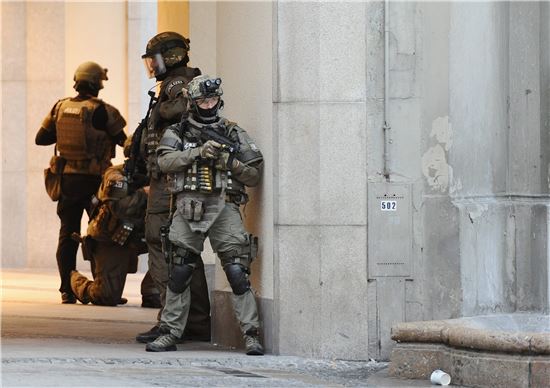 22일(현지시간) 쇼핑센터 총격사건이 발생한 독일 뮌헨에서 대테러 진압대원들이 중무장한 채 경계를 하고 있다.(사진=EPA연합뉴스) 