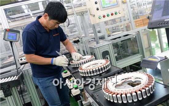 ▲LG전자 창원 2공장 내 모터 생산라인에서 LG전자 직원이 세탁기용 다이렉트 드라이브(DD모터)를 생산하고 있다.(제공=LG전자)