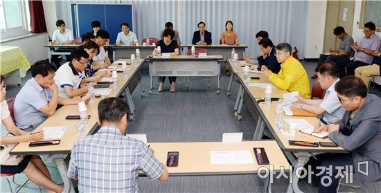 광산구는 민형배 구청장과 지역의 10개교 학교장·교감이 참석한 가운데 지난 19일 오후 수완보건지소에서 ‘탄성포장재 관련 학교장 간담회’를 긴급 개최했다.