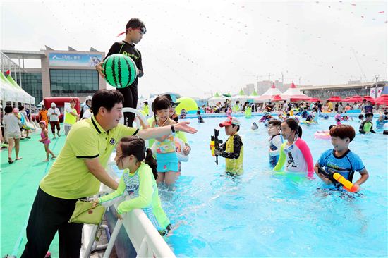 정찬민 용인시장이 23일 개장한 물놀이장을 찾아 어린이들과 물놀이를 하고 있다. 