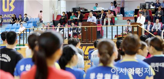 [포토]이낙연 전남지사,이용대 올림픽제패기념 배드민턴 선수권대회 참석