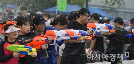 [포토]시원한 물총싸움