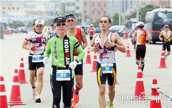 2016 완도 장보고배 철인3종대회 참가 동호인들이 마지막 종목인 마라톤을 역주 하고 있다.