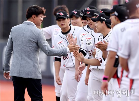 [포토]신명철 은퇴식, '동료들의 뜨거운 배웅 받으며'