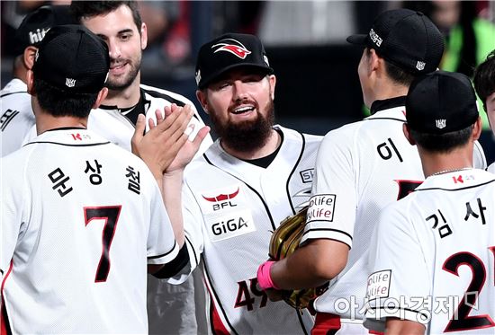 [포토]로위, 'KBO리그 데뷔 첫 승 미소'