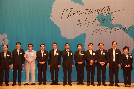 참여 기초단체장들과 함께 한 박겸수 강북구청장. (오른쪽에서 4번째)
