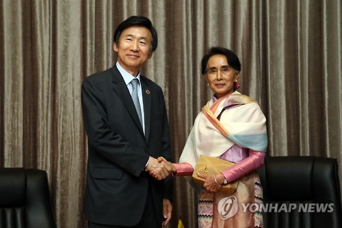 아웅산 수치 미얀마 외교장관(오른쪽)과 윤병세 외교부 장관. (사진=연합뉴스)