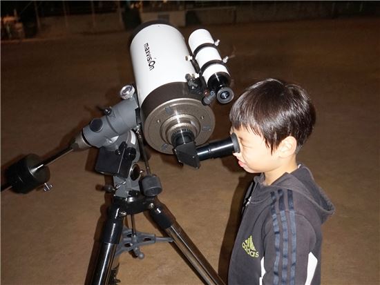 서대문자연사박물관 야외에서 어린이가 천체를 관측하고 있는 모습
