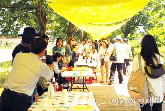 관광객에게 인기 차지하는  '곡성 기차당 뚝방마켓'