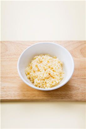 2. 즉석밥에 달걀을 넣어 골고루 섞는다.