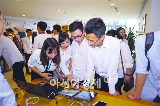 베트남 대학생들이 삼성전자 베트남 모바일센터(SVMC)를 둘러보고 있다.<사진=삼성전자>