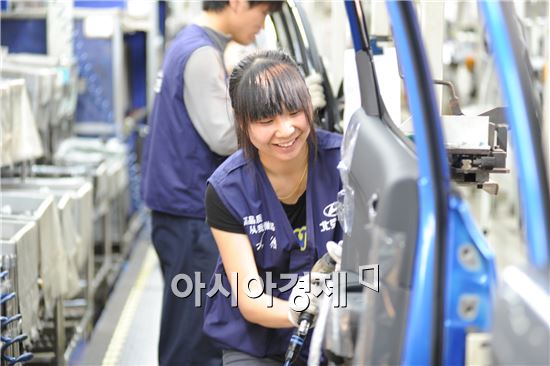 베이징현대차 공장직원이 자동차 도어를 조립하고 있다.<사진=현대차>