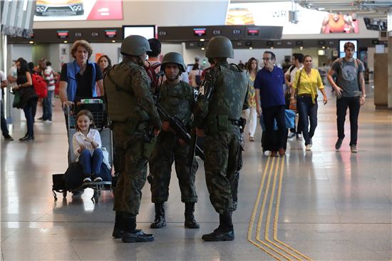 올림픽 개최가 임박한 가운데 브라질 리우데자네이루 국제공항에서 25일(현지시간) 군인들이 경비를 서고 있다.(사진=EPA연합뉴스)