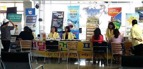 전남 여수시가 지난 22일 여수엑스포역에서 휴가철 관광객들을 대상으로 ‘건달보건소’를 운영했다.