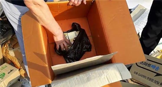 집안정리 중 현금 2000만원이 든 상자를 아파트 쓰레기장에 버린 주민이 일선 경찰의 도움으로 다음날 자원재활용업체 폐지더미에서 되찾았다.