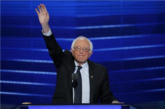 버니 샌더스 상원의원이 미국 민주당 전당대회 연단에 올라 지지자들에게 손을 흔들고 있다.  (사진=AP연합뉴스)