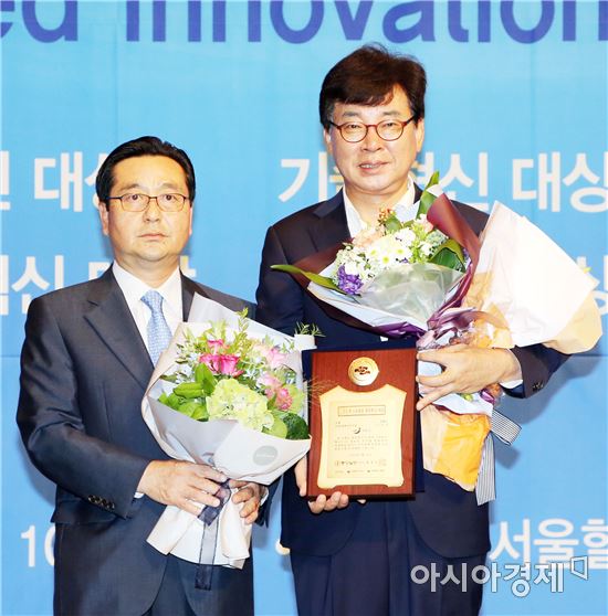 김성 장흥군수(오른쪽)가 26일 오전 서울힐튼호텔 그랜드볼룸에서 열린 ‘2016 대한민국 신뢰받는 혁신대상’ 시상식에서 공공혁신 부문 대상을 수상하고 기념촬영을 하고있다.