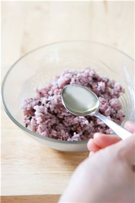 1.단촛물 재료를 섞어서 설탕, 소금이 녹도록 저어준 후 흑미밥에 넣어 골고루 섞는다.
