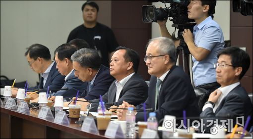 [포토]긴급 민관합동수출대책회의에 참석한 기업인들