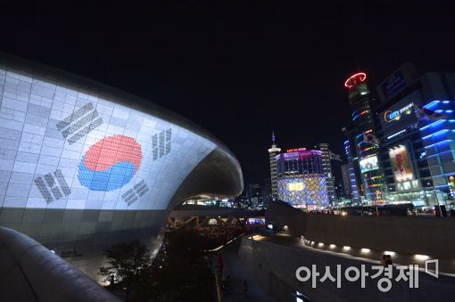[포토]서울 도심 초대형 태극기 