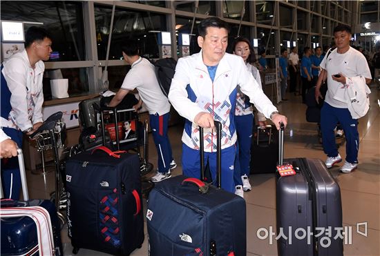 [포토]리우로 떠나는 핸드볼 대표팀 임영철 감독