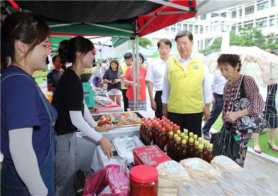 [포토]조길형 영등포구청장, 구청 광장 직거래 장터 방문 