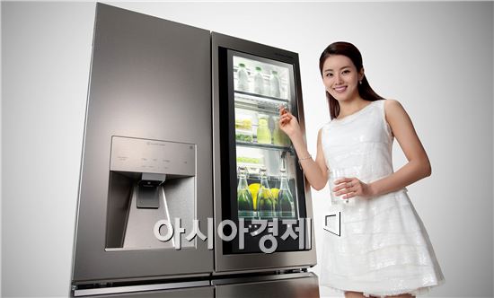 ▲LG전자 모델이 LG 시그니처 냉장고 신제품(모델명:J848ND79)을 소개하고 있다.