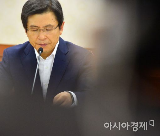'이임식 번복' 황 총리, 박 대통령과 갈등설?