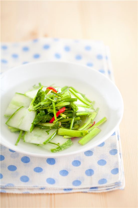 [혼자 먹는 밥] 신선한 여름의 맛, 오이