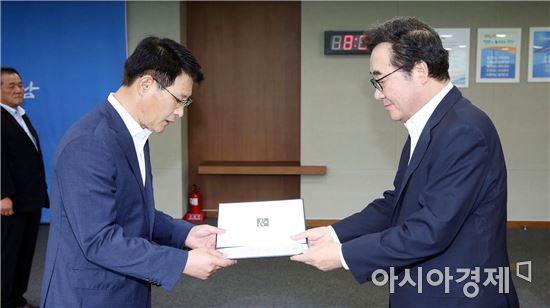 [포토]이낙연 전남지사,실ㆍ국장 및 시ㆍ군 부단체장 임명장 수여