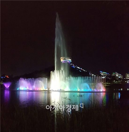 <빛가람 전망대 앞 호수공원에 설치된 음악분수>