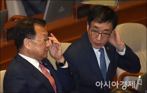 [포토]의견 나누는 유일호·이준식 부총리