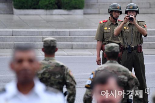 [포토]남측 촬영하는 북한 병사
