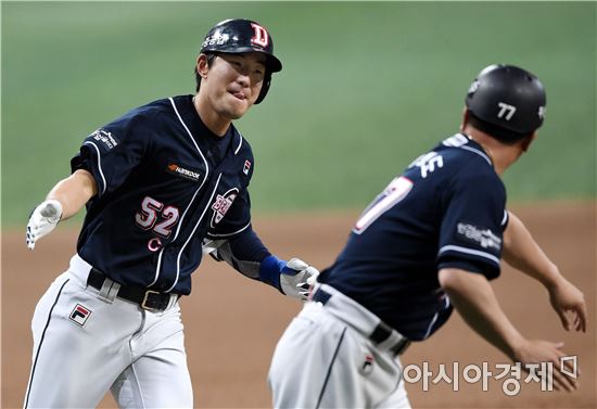 [포토]김재호, '시즌 4호 홈런 신고합니다'