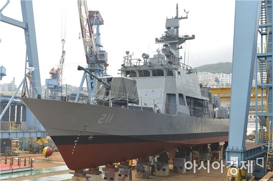 '北 공기부양정 킬러' 신형 고속정 진수…내년 해군 전력배치