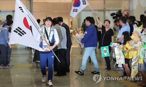 [리우올림픽] 대한민국 선수단 결전지 리우 입성…교민들 열렬한 환영