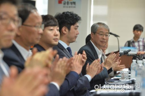 [포토]박수치는 크라우드펀딩 간담회 참석자들