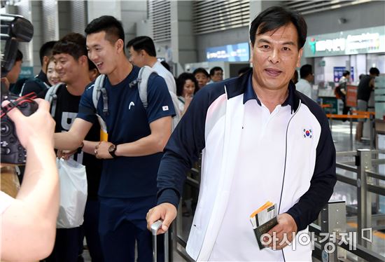 [포토]리우로 떠나는 양궁대표팀 문형철 감독