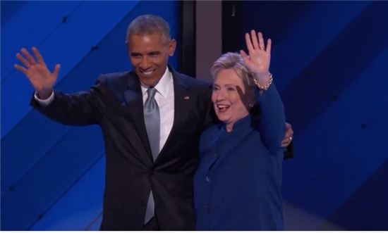 힐러리 클런턴 민주당 대선 후보와 버락 오마바 미국 대통령이 27일(현지시간) 민주당 전당대회장에서 대의원들에게 손을 흔들고 있다.(사진=유튜브 캡처)